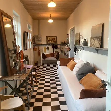 La Petite Ecole Bed & Breakfast *